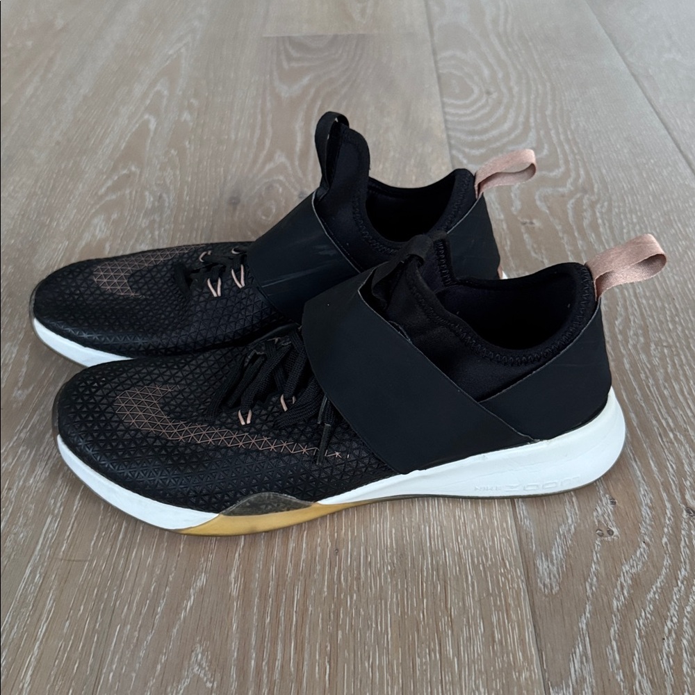Nike Zoom Trainer Sneaker in Black and Pink